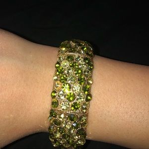 ✨Greeen and gold rhinestone bracelet ✨